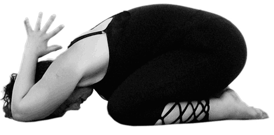 Balasana | La postura del niño 2 Variante de la postura de Balasana con los brazos por encima de la cabeza
